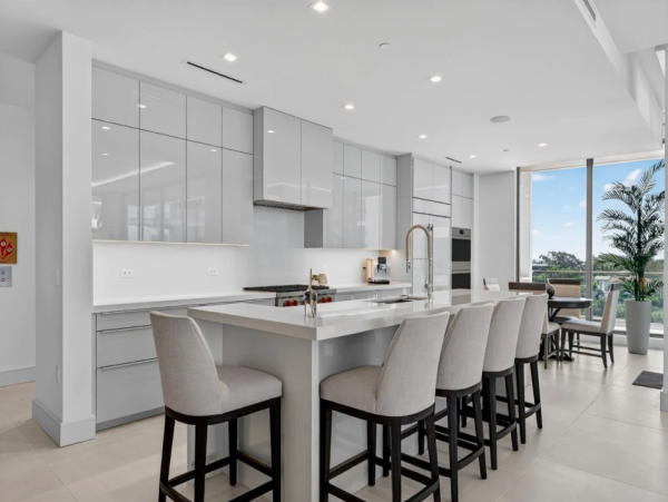 Coastal Luxury Retreat in Longboat Key - 2-Bedroom Condo Stunning Views